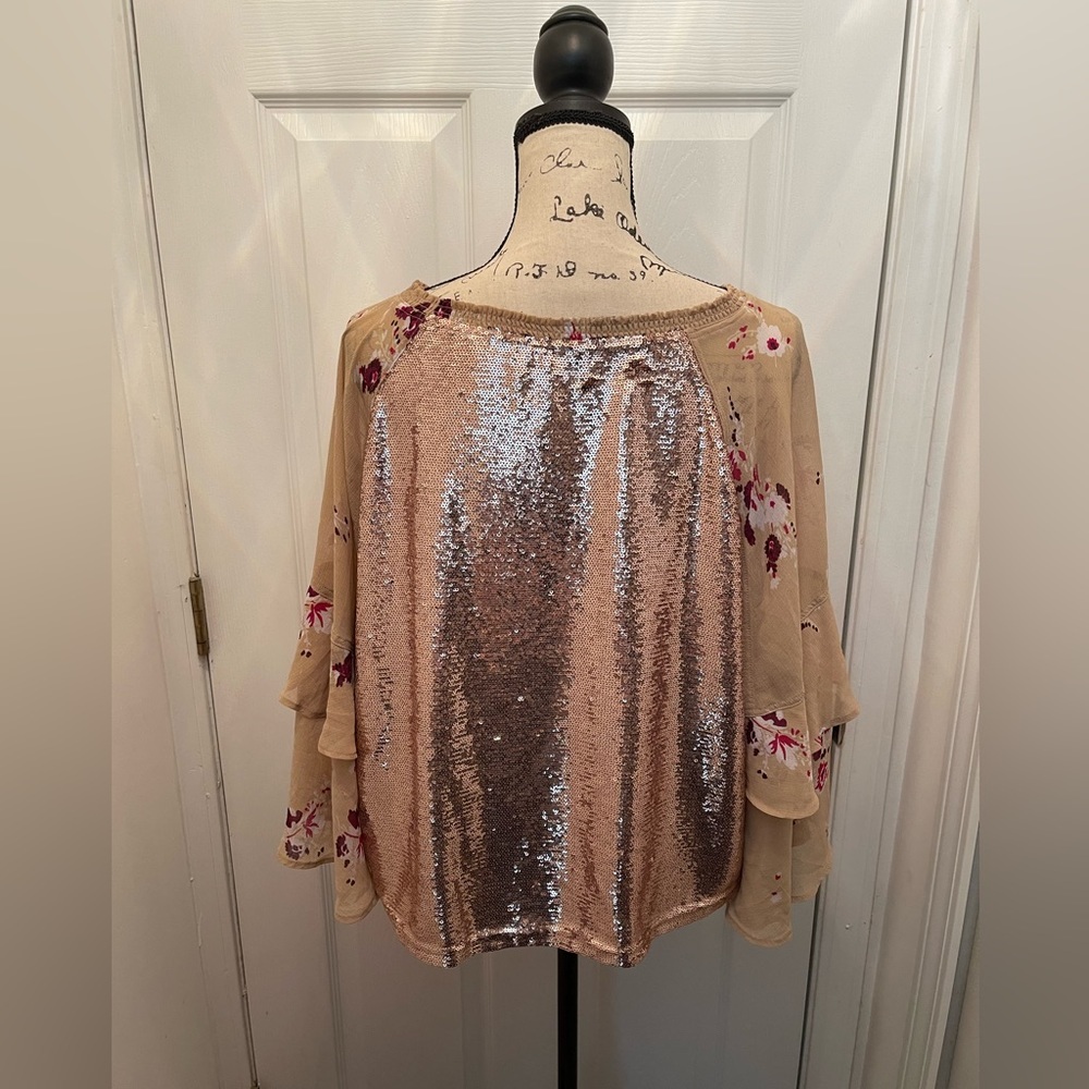 NWT FREE PEOPLE RARE Embellished Sequin Floral Ruffled Sleeve Top SZ: L - Picture 2 of 7